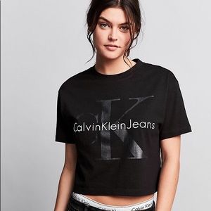 Calvin Klein Jeans Logo Boxy Crop Top in Black